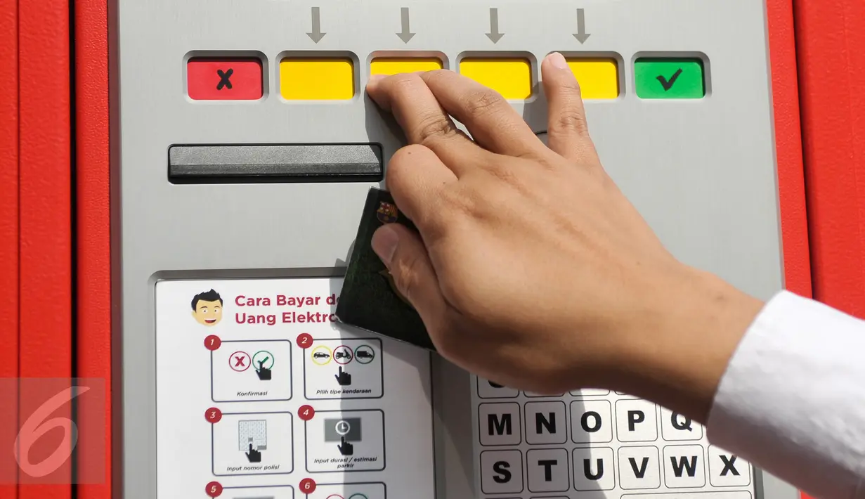Seorang warga menggunakan mesin terminal parkir elektronik (TPE) di jalan Ir H Juanda, Jakarta, Senin (24/10). Pemerintah Provinsi DKI Jakarta resmi menerapkan sistem pembayaran parkir pinggir jalan (on street) dengan TPE. (Liputan6.com/Yoppy Renato)