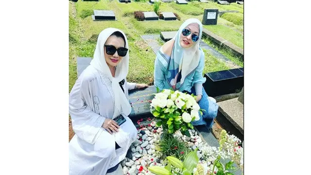 Ziarah Bareng, Ini 6 Potret Pertemuan Angelina Sondakh dan Reza Artamevia