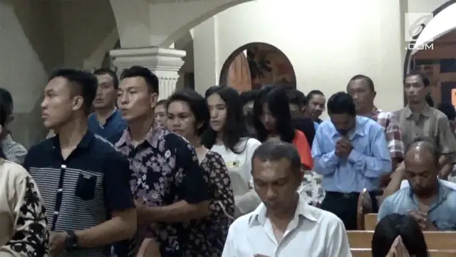 Umat Katolik di Bitung Sulawesi Utara menggelar doa bagi korban Bom Surabaya, doa diantaranya dilakukan oleh gereja Katolik Bitung