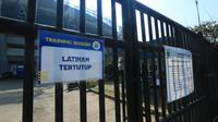 Tanda latihan tertutup yang dilakukan Persib Bandung di Stadion Gelora Bandung Lautan Api, Senin (10/8/2020). (Bola.com/Erwin Snaz)