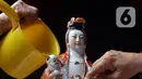 Warga keturunan Tionghoa melaksanakan tradisi memandikan patung dewa-dewi atau rupang di Vihara Dhanagun, Kota Bogor, Rabu (27/1/2022). Kegiatan memandikan patung dewa dewi sebagai persiapan menyambut Tahun Baru Imlek 2753 pada Selasa, 1 Februari mendatang. (Liputan6.com/Helmi Fithriansyah)