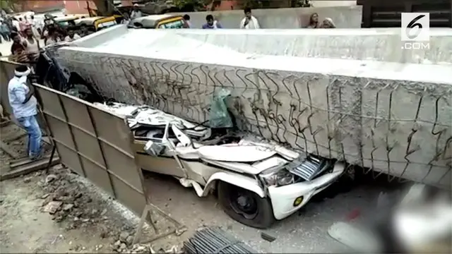 Material jalan layang di kota Varanasi mendadak runtuh. Setidaknya 18 orang telah ditemukan tewas akibat tertimpa material jalan layang.