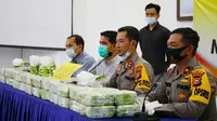 Jajaran Polres Indragiri Hilir bersama barang bukti 50 kilogram sabu yang disita dari seorang kurir. (Liputan6.com/M Syukur)