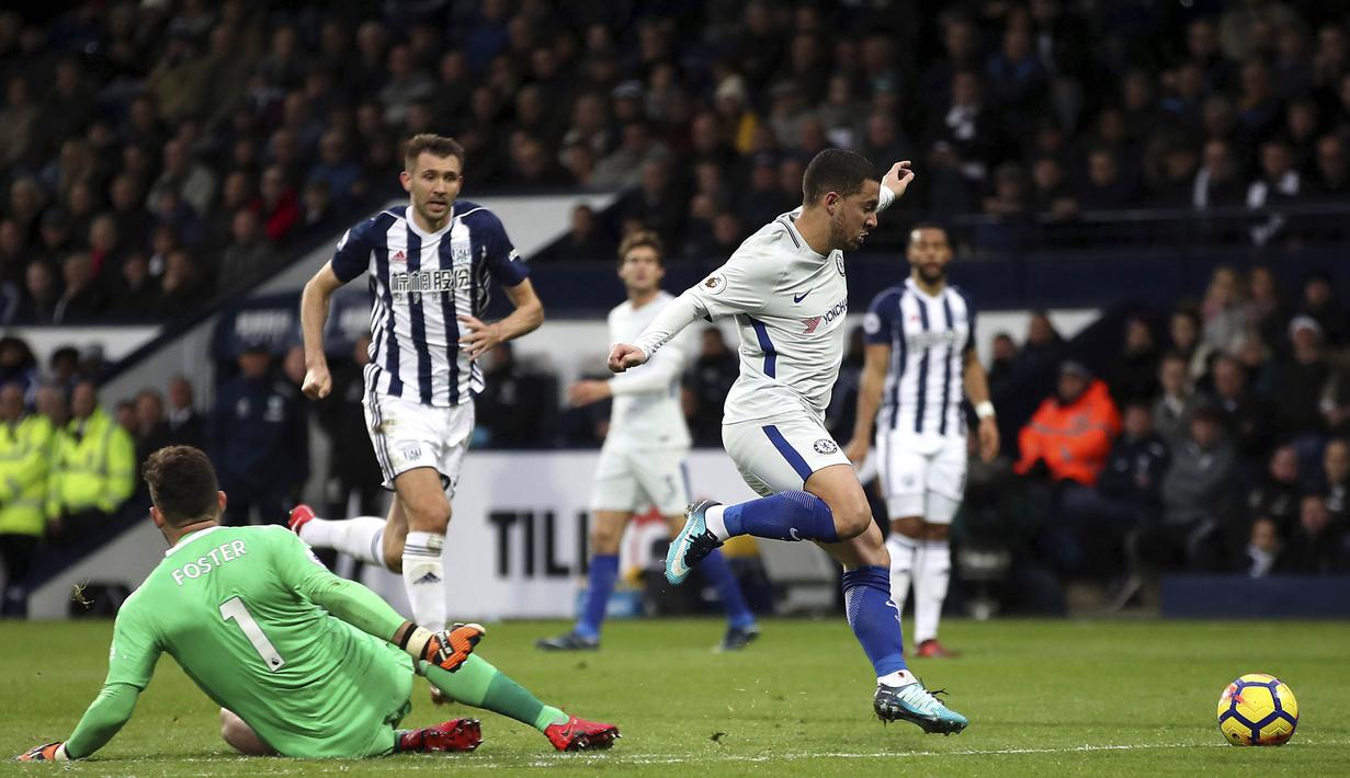 Proses terjadinya gol Chelsea yang dicetak Eden Hazard ke gawang West Bromwich pada laga Premier League di Stadion The Hawthorns, West Bromwich, Sabtu (18/11/2017). West Bromwich kalah 0-4 dari Chelsea. (AP/Nick Potts)