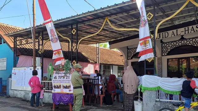 Menggunakan kostum ngejreng ala konsepan pernikaha, Tempat Pemungutan Suara (TPS) 21 Kampung Panyingkiran, Desa Situsaeur, Kecamatan Karangpawitan, Garut, Jawa Barat cukup menyedot perhatian massa.