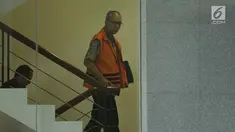 Dokter Rumah Sakit Medika Permata Hijau Bimanesh Sutarjo bersiap menjalani pemeriksaan di gedung KPK, Jakarta, Kamis (25/1). Bimanesh menjalani pemeriksaan lanjutan dalam kasus merintangi penyidikan kasus Setya Novanto. (Liputan6.com/Faizal Fanani)