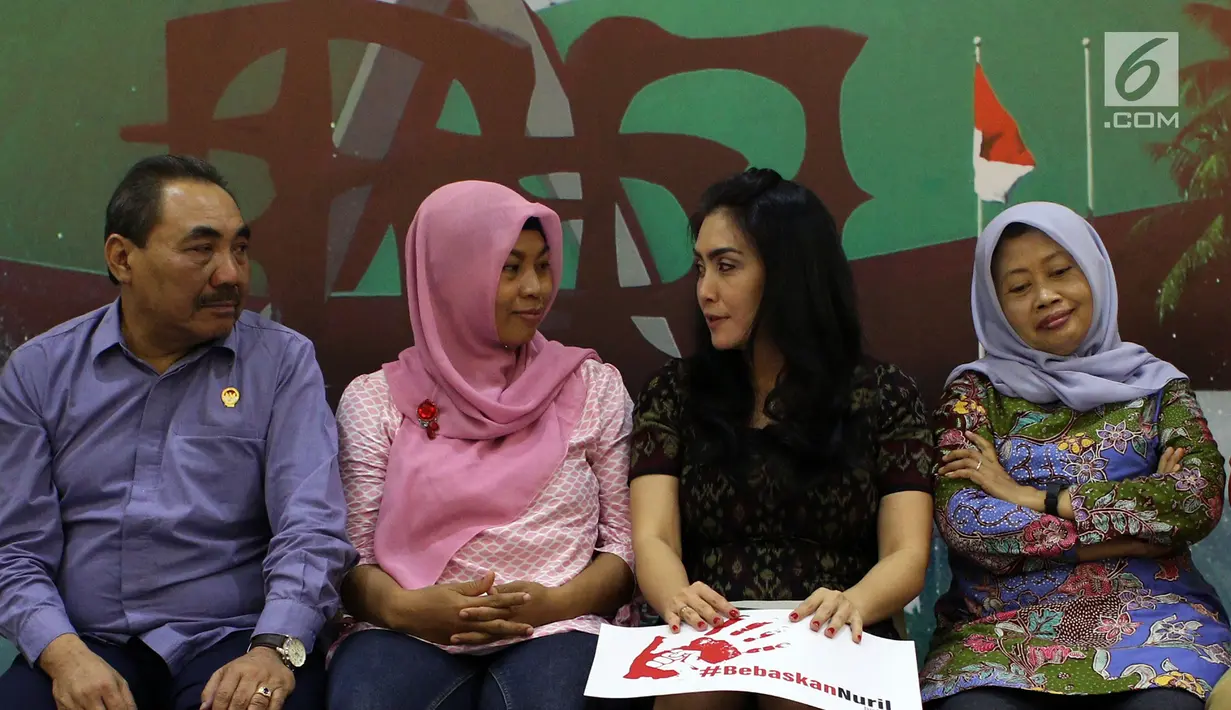 Anggota Fraksi PDIP MPR RI, Rieke Diah Pitaloka, Korban Kekerasan Seksual Baiq Nuril, Komisioner Komnas Perempuan RI, Masruchah dan Wakil Ketua LPSK, Hasto Atmojo dalam Diskusi Empat Pilar MPR, Jakarta, Rabu (21/11). (Liputan6.com/Johan Tallo)