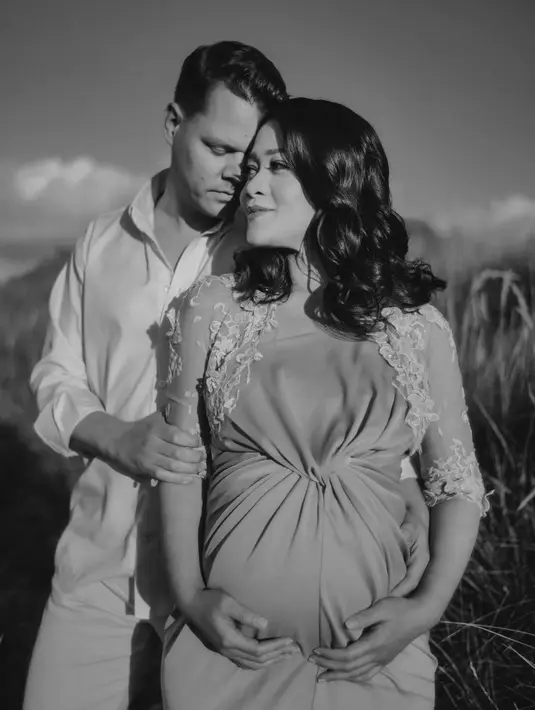 <p>Gracia Indri menjalani maternity shoot bersama sang suami tercinta, Jeffrey Slijpen. (Foto: Instagram/ graciaz14)</p>