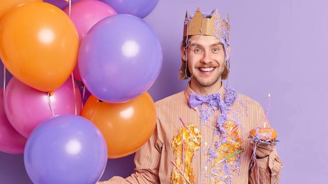 Ilustrasi ulang tahun lucu, kocak