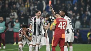 Wasit Portugal, Joao Pinheiro, menunjukkan kartu merah kepada bek Inggris Juventus bernomor punggung 6, Lloyd Kelly (kiri), selama pertandingan leg kedua babak play-off babak gugur Liga Champions UEFA antara Juventus FC dan Galatasaray SK di stadion Allianz di Turin, pada 26 Februari 2026.
(Isabella BONOTTO/AFP)