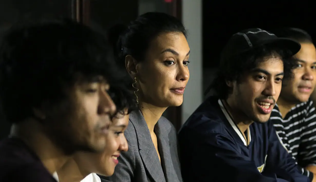 "Kita berhasil menyulap Sophia Latjuba menjadi Sophia Ladisco. Hahaha. Ya karakternya ya, kalau bikin musik yang chill dan seksi bisa nggak sih? ternyata diblend suara Sophia Latjuba ternyata bisa,” tandas Randy. (Deki Prayoga/Bintang.com)