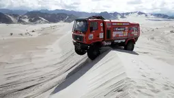 Pembalap Siarhei Viazovich dan rekannya Pavel Haranin dari Belarus mengendalikan truk Maz mereka selama tahap 11 Reli Dakar 2018 antara Belen dan Chilecito / Fiambala, Argentina, (17/1). (AP Photo / Ricardo Mazalan)