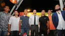 Scott Cooper (tengah) berfoto bersama dengan beberapa pemain klub Mitra Kukar usai jumpa pers di Jakarta, (11/12/2014). (Liputan6.com/Helmi Fithriansyah)