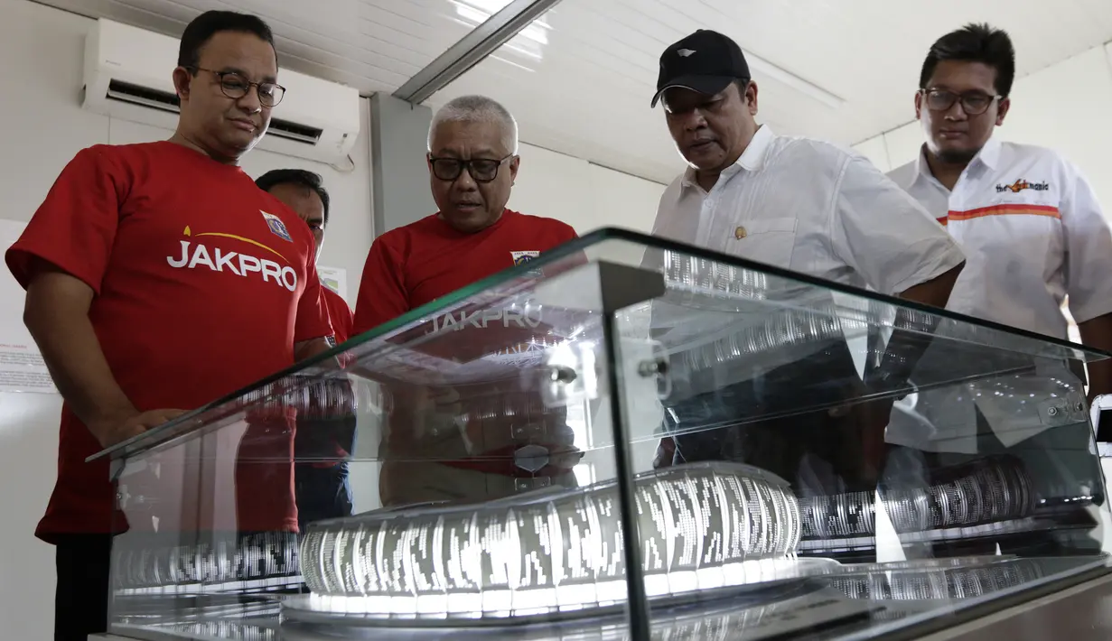 Gubernur DKI Jakarta, Anis Baswedan, melihat maket saat peresmian pembangunan stadion baru Jakarta International Stadium di Jakarta, Kamis (14/3). Stadion berkapasitas 82.000 kursi tersebut ditargetkan selesai pada tahun 2021. (Bola.com/M. Iqbal Ichsan)