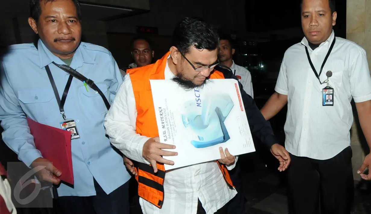 Anggota DPRD Sumut 2014 - 2019 F-PAN, Kamaluddin Harahap menundukkan wajahnya saat keluar dari gedung KPK, Jakarta, Senin (23/11/2015). Kamaluddin ditahan karena diduga menerima suap dari Gatot Pujo Nugroho. (Liputan6.com/Helmi Afandi)