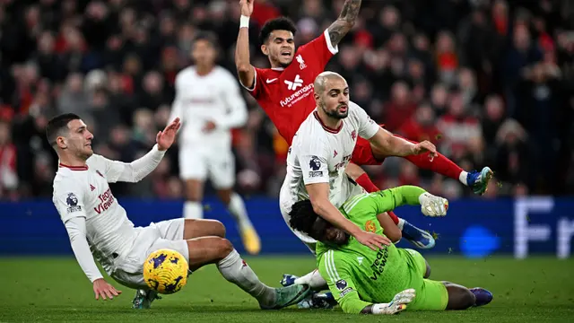 Foto: Solid dan Disiplinnya Pertahanan MU Meski Berulang Kali Digempur Pemain Liverpool pada Laga Panas di Liga Inggris