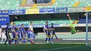 Kiper Verona, Marco Silvestri, gagal menghadang tendangan pemain AC Milan, Rade Krunic, pada laga Liga Italia di Stadion Bentegodi, Minggu (7/3/2021). AC Milan menang dengan skor 2-0. (Spada/LaPresse via AP)