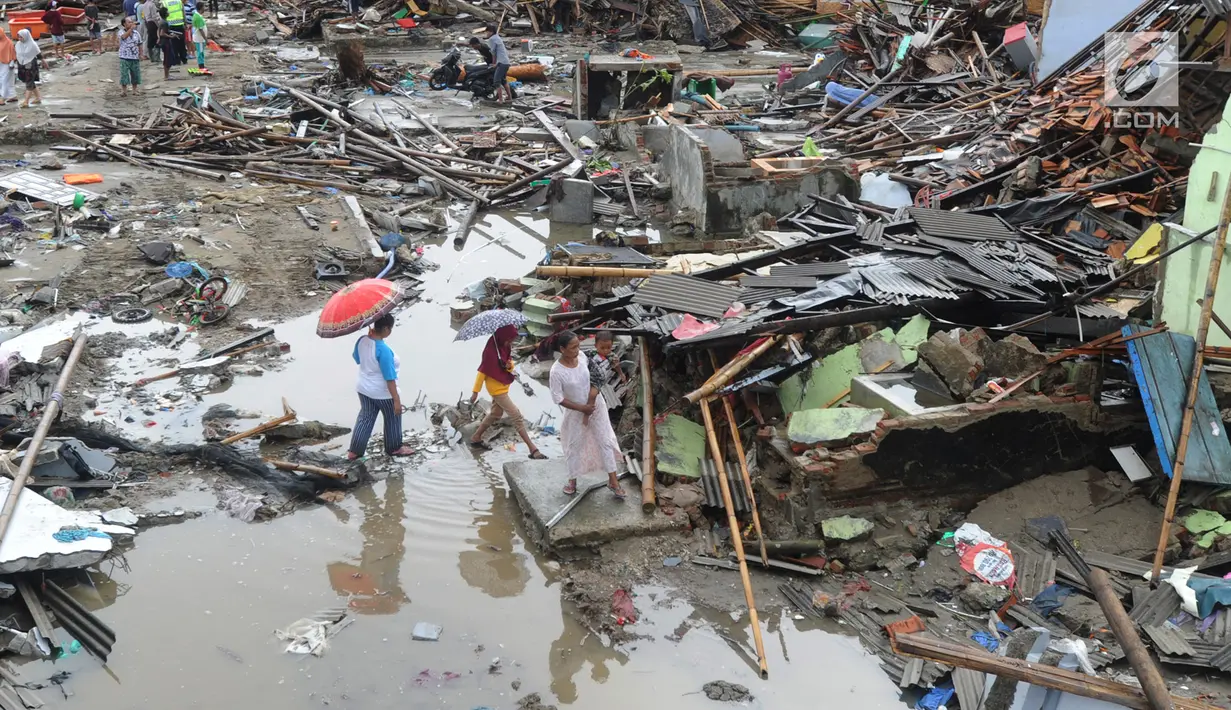 Warga mengumpulkan perkakas dari bangunan rumahnya yang rusak akibat terjangan tsunami di Kampung Sumur Pesisir, Pandeglang, Banten, Senin (24/12). Pascatsunami Selat Sunda, warga mulai kembali ke rumahnya masing-masing. (Merdeka.com/Arie Basuki)
