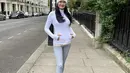 Donna juga tampil sporty mengenakan jaket track putih yang dikombinasikan celana legging dan sneaker putih. Ia melengkapi penampilanya dengan bennie. (@donnaharunofficial)