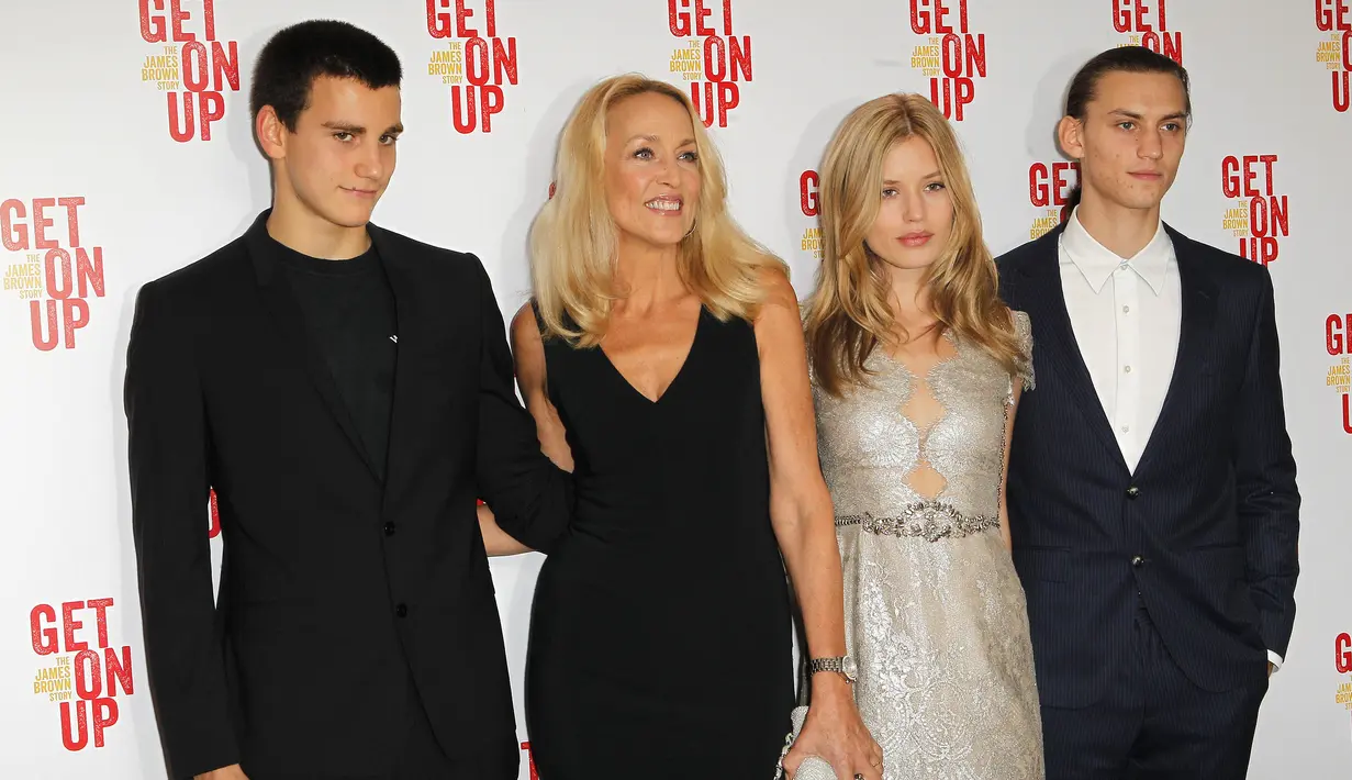 Jerry Hall yang kini resmi menjadi tunangan milarder tersebut memiliki empat anak dari mantan pasangannya Sir Mick Jagger. Jerry terlihat bersama dua dari empat anaknya, Gabriel dan Georgia serta kekasihnya, Josh. (AFP/Bintang.com)