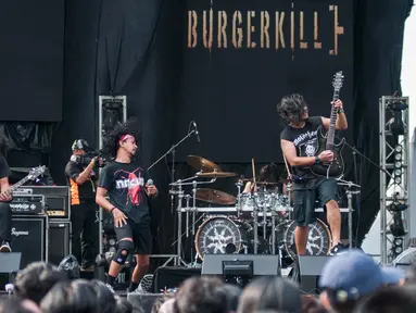 Band Metal asal Bandung, Burgerkill saat tampil dalam festival metal "Hammersonic 2017" di Ecopark Ancol, Jakarta, Minggu (7/5). Festival Metal terbesar di Asia Tenggara ini banyak mengahadirkan Band Metal yang terkenal. (Liputan6.com/Gempur M. Surya)