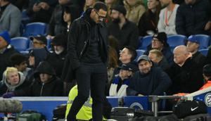 Pelatih kepala Chelsea asal Inggris, Liam Rosenior, bereaksi di pinggir lapangan selama pertandingan Liga Inggris antara Brighton and Hove Albion dan Chelsea di American Express Community Stadium di Brighton, Inggris selatan pada 22 April 2026. (Glyn KIRK/AFP)