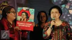 Ketua Umum PDIP, Megawati Soekarnoputri (kanan) memberikan keterangan saat peluncuran buku Megawati Dalam Catatan Wartawan, Jakarta, Rabu (23/3/2016). Buku tersebut merupakan catatan jurnalis yang pernah meliput Megawati. (Liputan6.com/Helmi Fithriansyah)