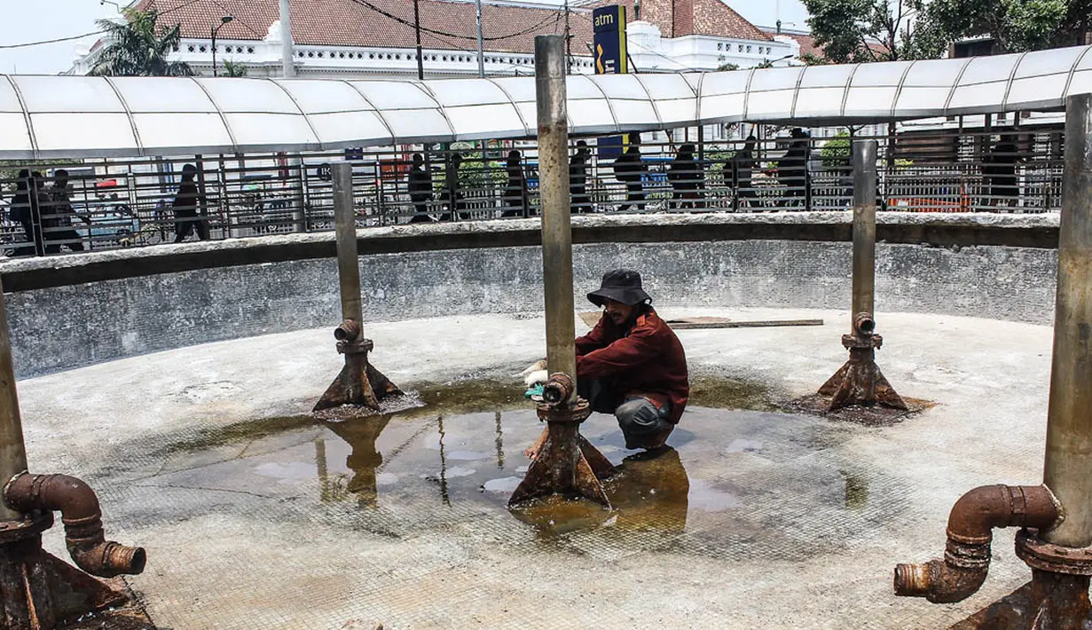 Air mancur yang berlokasi di antara Stasiun Kota dan halte bus Transjakarta itu diprediksi rampung akhir Desember mendatang, Jakarta, Rabu (5/11/2014). (Liputan6.com/Faizal Fanani)  
