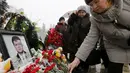 Warga meletakkan karangan bunga di dekat potret pilot asal Rusia, Oleg Peshkov di Lipetsk, Rusia, Rabu (2/12). Oleg Peshkov adalah pilot yang tewas saat pesawat tempur Su-24 yang dikemudikannya ditembak jatuh Turki pekan lalu. (REUTERS/Maxim Zmeyev)