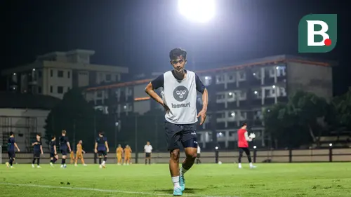 Foto: Pratama Arhan Urung Main saat Suwon FC Jajal Bhayangkara FC di Laga Uji Coba