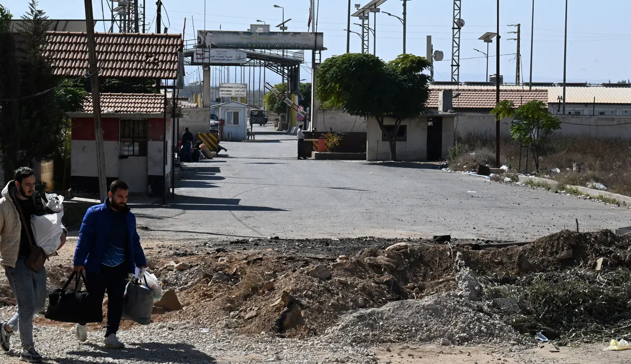 Foto menunjukkan lubang yang disebabkan oleh serangan Israel di jalan menuju penyeberangan perbatasan Jousieh, Suriah, dengan Lebanon pada 28 Oktober 2024. (LOUAI BESHARA/AFP)