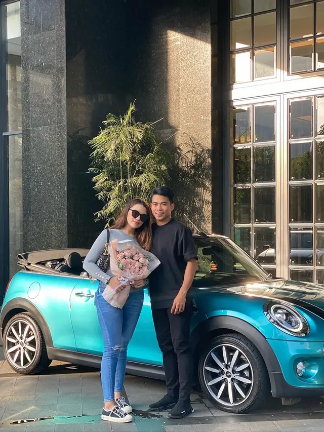 Momen Nurhidayat Haris Beri Pacar Kado Mobil Mewah