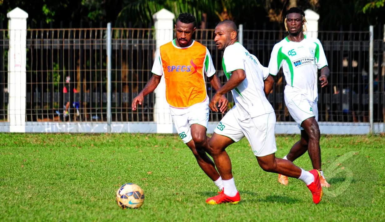 Persipura Jayapura jalani sesi latihan fisik jelang Piala AFC 2015 di Lapangan C Senayan, Jakarta, Rabu (6/5/2015). Tampak Boaz Salossa (kanan) berebut bola dengan Andri Ibo saat berlatih di Lapangan C Senayan, Jakarta . (Liputan6.com/Yoppy Renato)