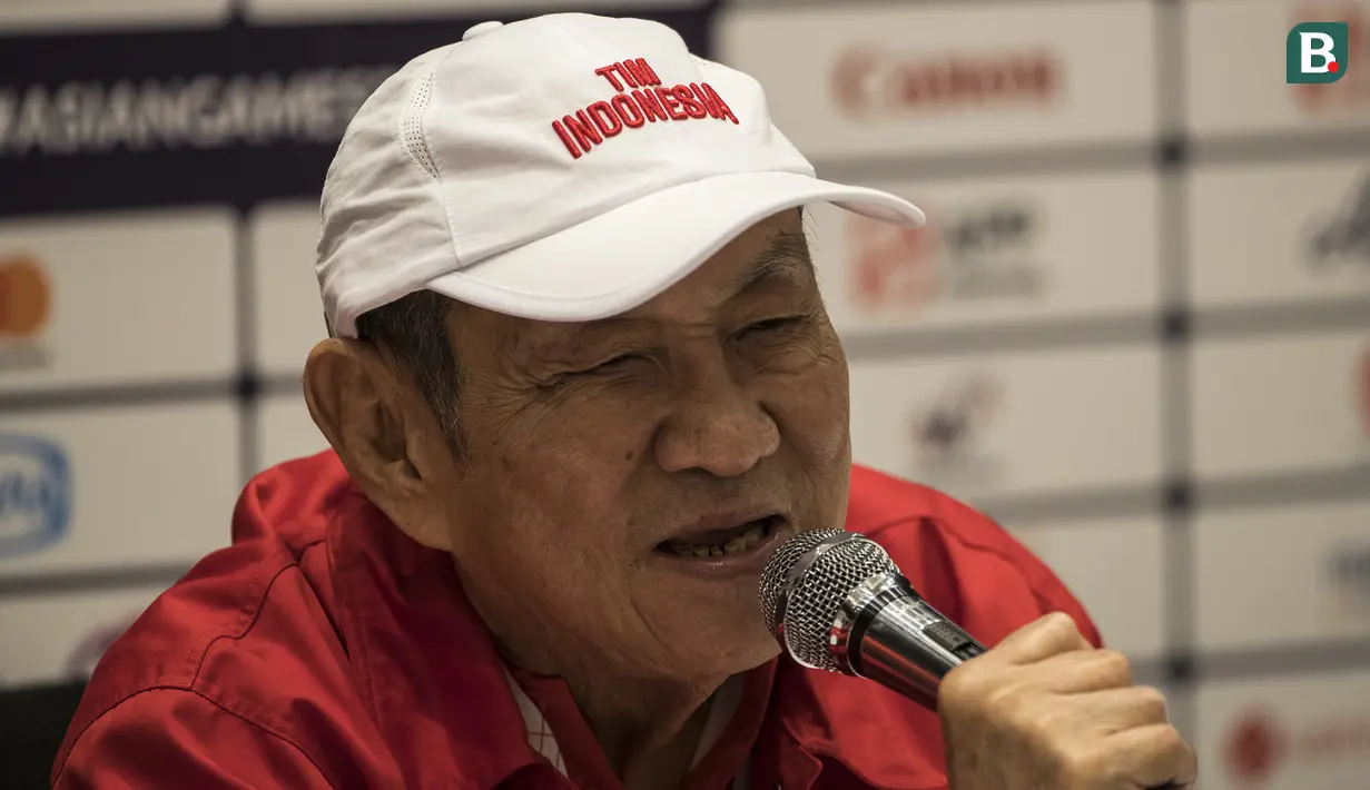 Atlet bridge Indonesia, Bambang Hartono, memberikan keterangan pers di JiExpo Kemayoran, Jakarta, Rabu (22/8/2018). Orang terkaya Indonesia itu optimis mampu sumbang medali emas Asian Games. (Bola.com/Vitalis Yogi Trisna)