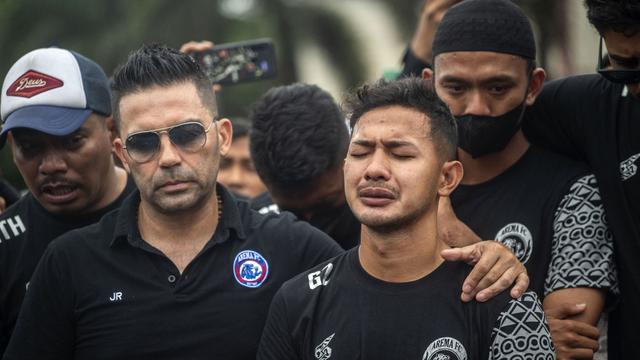 Foto: Tangisan Pemain dan Ofisial Tim Arema FC Pecah Ketika Menginjakkan Kaki di Stadion Kanjuruhan