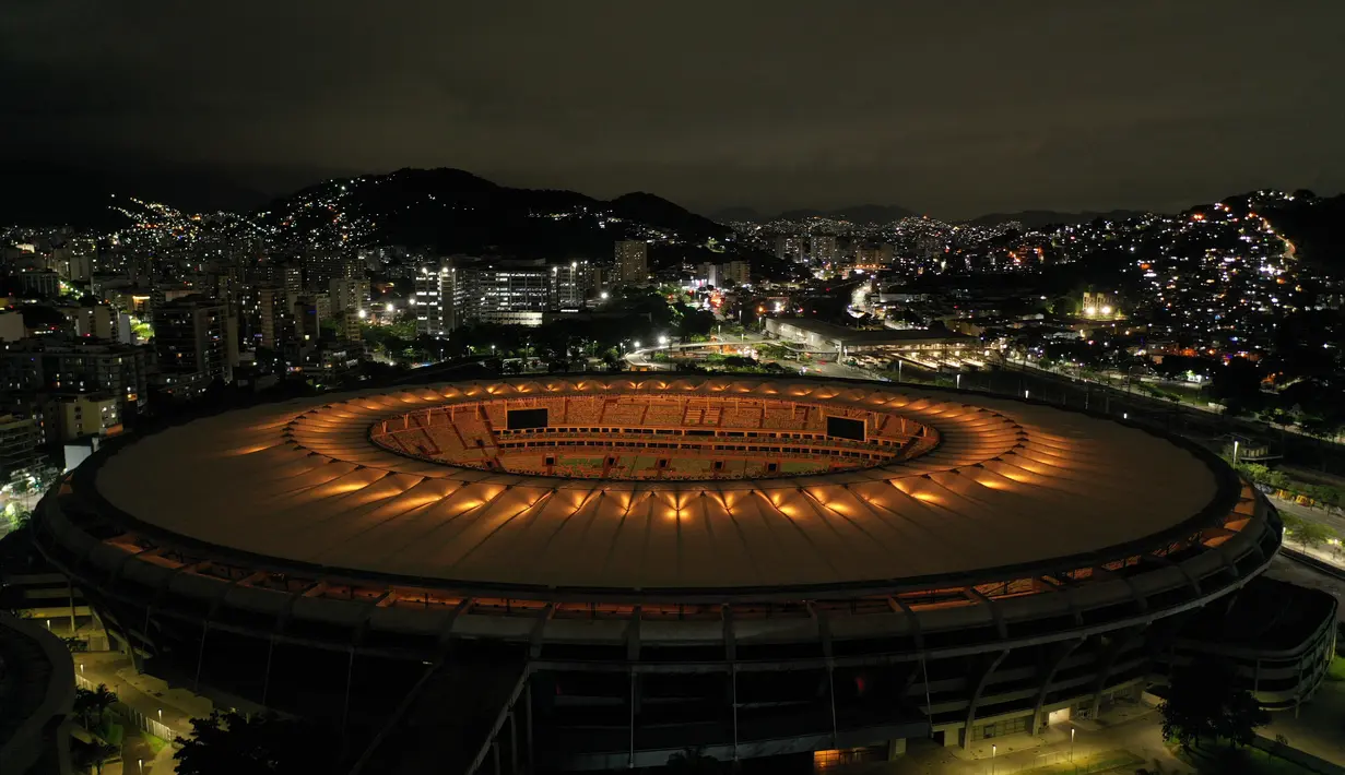 Stadion Maracana diterangi dengan cahaya keemasan untuk menghormati legenda sepak bola Brasil Pele, di Rio de Janeiro, Brasil (29/12/2002). Rumah sakit Albert Einstein yang merawat Pele mengatakan dalam sebuah pernyataannya kematian setelah pertempuran panjang dengan kanker disebabkan oleh "kegagalan banyak organ." (AFP/Mauro Pimentel)