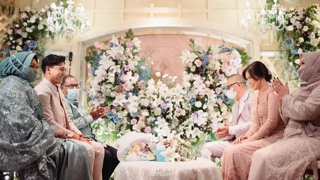 Prosesi lamaran Qausar Harta Yudana dan Masayu Clara (Foto: Instagram/@masayuclara/@@alurafotografi)