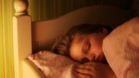 Waduh, ternyata tidur dengan lampu menyala bisa tingkatkan risiko terkena kanker.