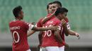 Para pemain Semen Padang merayakan gol yang dicetak Irsyad Maulana ke gawang Mitra Kukar pada laga Piala Presiden 2019 di Stadion Patriot, Bekasi, Kamis (14/3). Padang menang 2-0 atas Mitra. (Bola.com/Yoppy Renato)