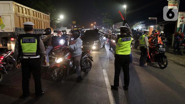 FOTO PPKM Darurat, Jalur Menuju Jakarta Ditutup