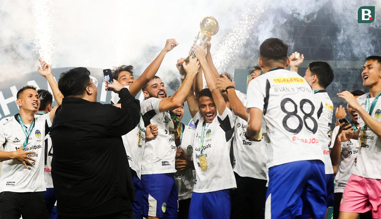 Pemain PSIM Yogyakarta mengangkat trofi juara Pegadaian Liga 2 2024/2025 setelah mengalahkan Bhayangkara FC dalam laga final yang berlangsung di Stadion Manahan, Solo, Jawa Tengah, Rabu (26/02/2025). (Bola.com/Abdul Aziz)