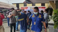 Tersangka pencurian rumah selebgram saat dibawa ke Polres Metro Depok. (Liputan6.com/Dicky Agung Prihanto)