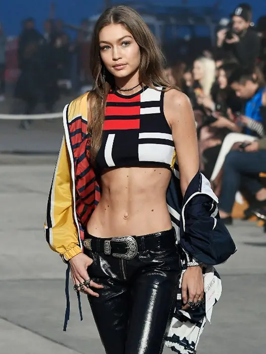 Melansir dailymail.com, dalam fotonya bersama keenam model wanita cantik lainnya ada satu hal yang tampak aneh pada Gigi. Di foto tersebut tampak tangan Gigi yang panjangnya melebihi batas wajar. (AFP/Bintang.com)