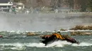 Sebuah kapal yang karam di atas Horseshoe Falls dari Air Terjun Niagara setelah bergeser di Ontario, Kanada, Senin (4/11/2019). Dikenal sebagai 'Iron Scow', kapal tersebut merupakan ikon Air Terjun Niagara setelah terjebak di batu selama 101 tahun. (Tara Walton/The Canadian Press via AP)