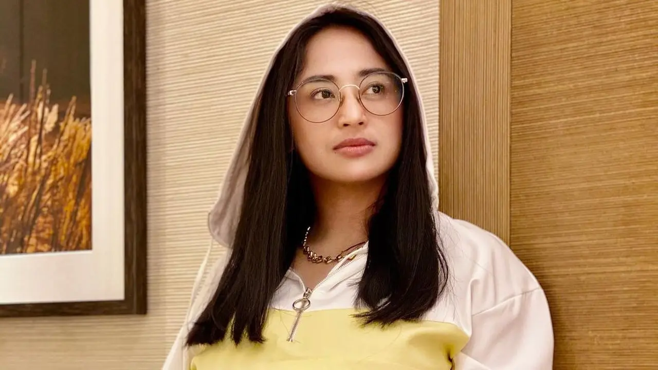 6 Potret Dewi Perssik saat Pakai Kacamata, Tetap Stylish