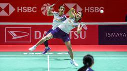 Pebulu tangkis ganda putri Indonesia, Amalia Cahaya Pratiwi/Febriana Dwipuji Kusuma berusaha mengembalikan kok ke arah pasangan Korea, Kim Hye Jeong/Kong Hee Yong dalam laga perempat final Indonesia Masters 2025 melawan di Istora Senayan, Jakarta, Jumat (24/01/2025). (Bola.com/Bagaskara Lazuardi)