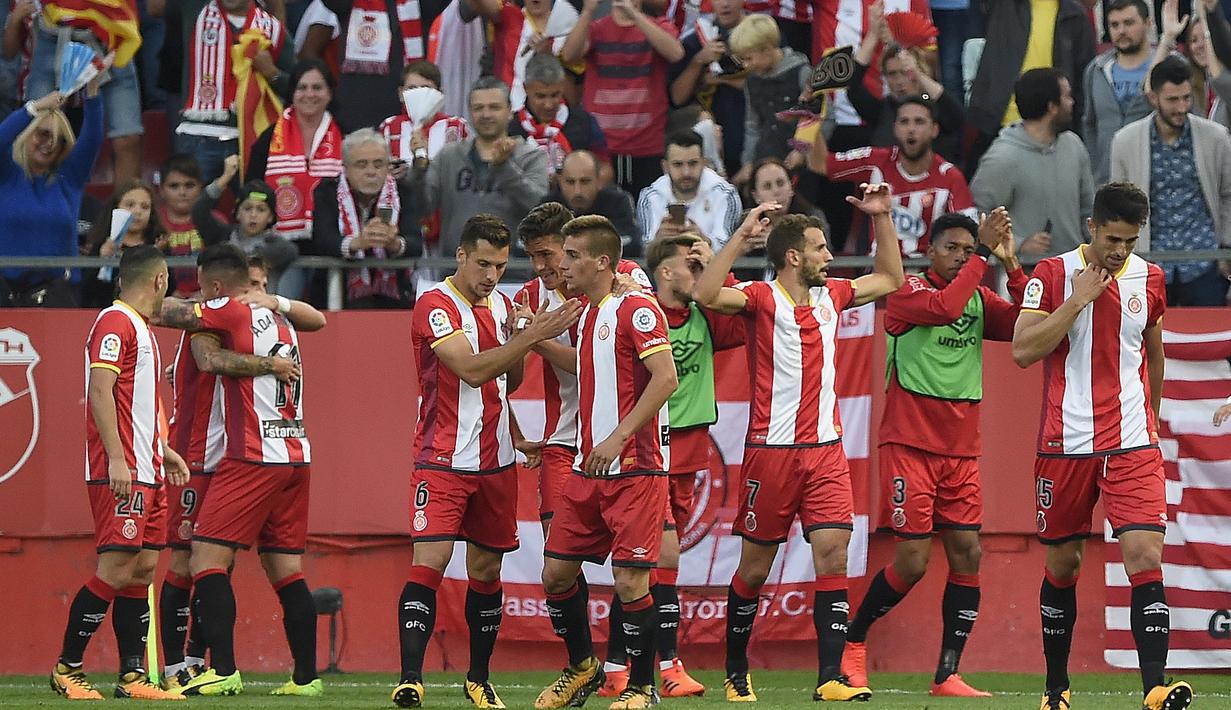 Para pemain Girona merayakan gol Cristian Portugues (tengah) pada lanjutan La Liga Santander di Municipal de Montilivi stadium, Girona , (29/10/2017). Madrid kalah 1-2. (AFP/Josep Lago)