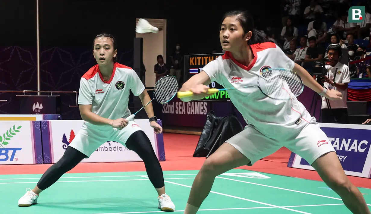 <p>Pebulu tangkis ganda putri Indonesia, Febriana Dwipuji Kusuma/Amalia Cahaya Pratiwi bertanding melawan pebulu tangkis ganda putri Thailand, Jongklophan Kititharakul/Rawinda Prajongjai pada final bulu tangkis beregu putri SEA Games 2023 di Badminton Hall Morodok Techo National Stadium, Phnom Penh, Kamboja, Kamis (11/05/2023). (Bola.com/Abdul Aziz)</p>