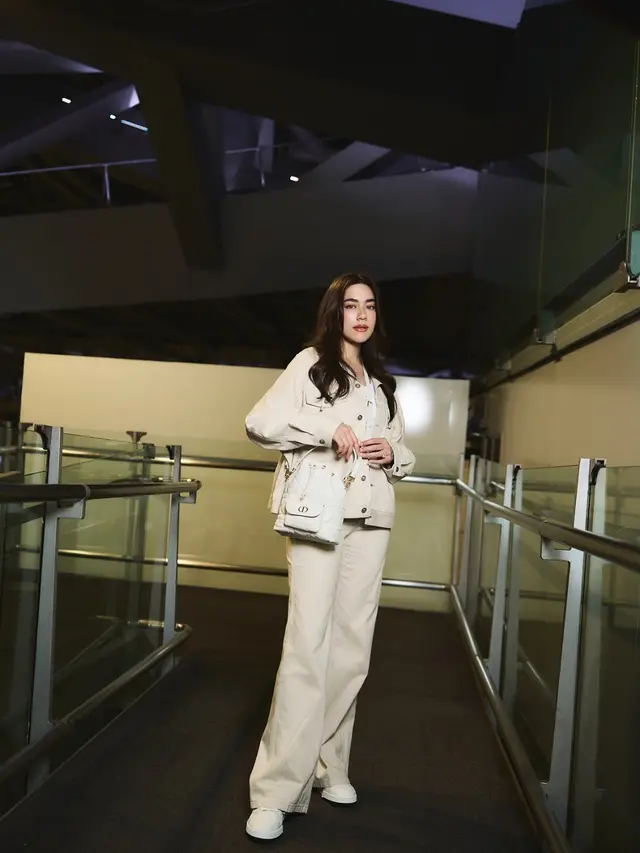 Adu Gaya Elegan Tontawan & Kimberley Anne Siap Hadiri Dior Fall 2025 RTW Show, Jinjing Tas Seharga Rp60 Juta-an