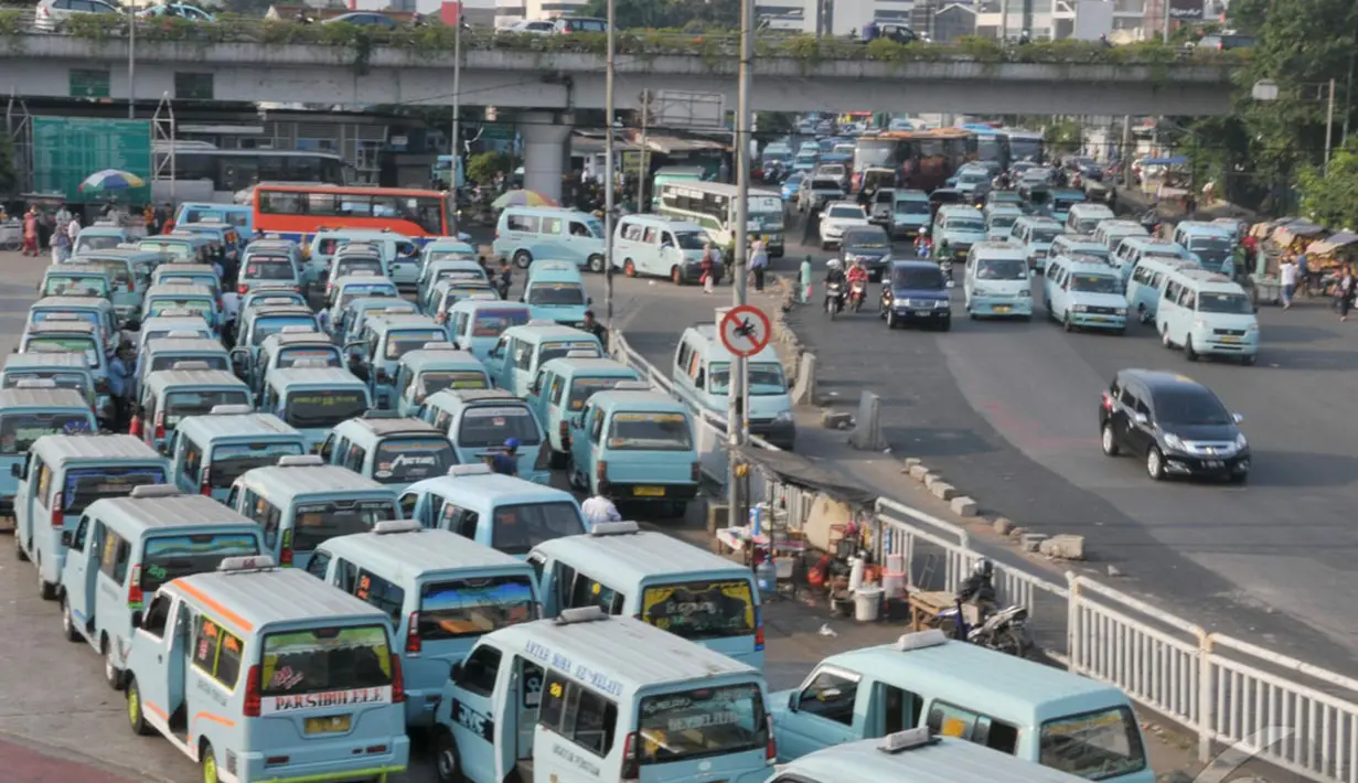Ahok menegaskan, penghapusan angkot tidak bisa dilakukan sekaligus karena DKI sendiri masih kekurang armada transportasi, Jakarta (28/8/2014) (Liputan6.com/Johan Tallo)